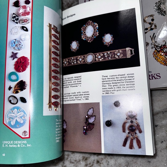 Rhinestone Jewelry Collector’s Handbooks Lot - Picture 8 of 8